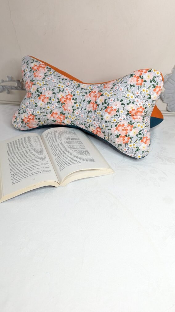 Coussin de lecture , cale nuque ,fleurs  tons orange/ vert