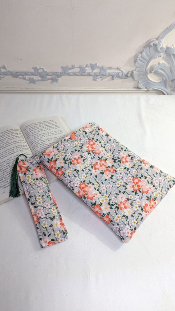 Housse ,protège livre format poche , fleurs oranges avec Marque pages assorti