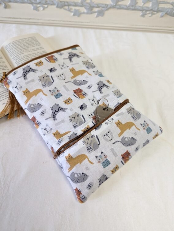 Protège livre format poche , avec 3 poches  zippées ,tissu motif des chats – Image 3