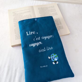 Housse ,protège livre format broché  lire c'est voyager...