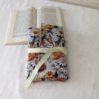 Protège livre format poche , avec rabats  fleurs orange en 3D