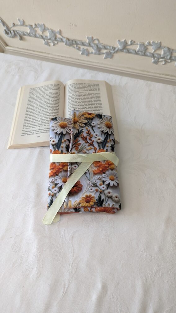 Protège livre format poche , avec rabats  fleurs orange en 3D