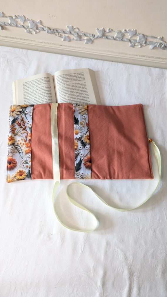 Protège livre format poche , avec rabats  fleurs orange en 3D – Image 2