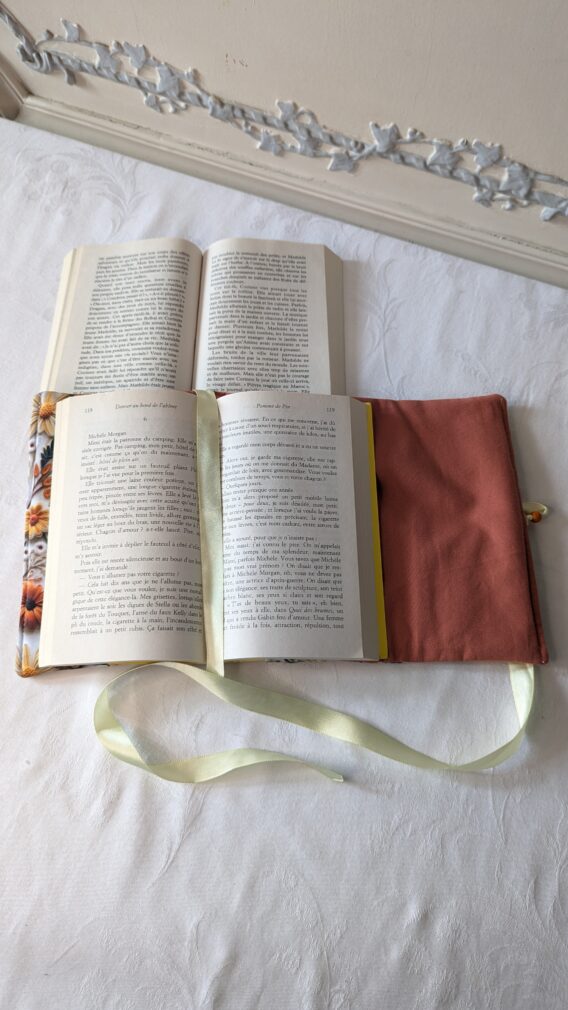 Protège livre format poche , avec rabats  fleurs orange en 3D – Image 3