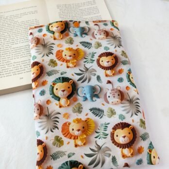Housse ,protège livre format broché ,motif des  lions en 3D