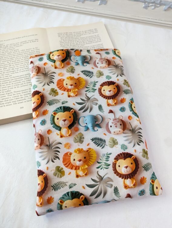 Housse ,protège livre format broché ,motif des  lions en 3D