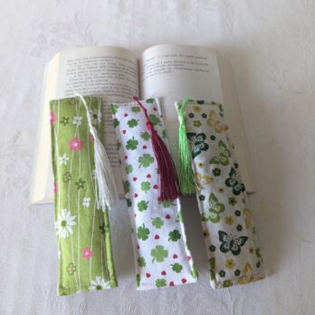Lot de 3 marques page  rectangles rembourrés, avec pompon , trèfles, fleurs, papillons