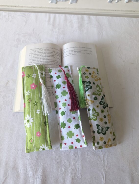 Lot de 3 marques page  rectangles rembourrés, avec pompon , trèfles, fleurs, papillons