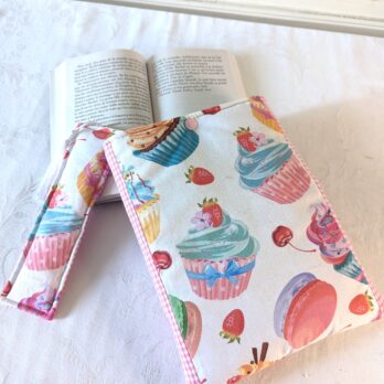 Protège livre format poche , des cupcakes  avec MP assorti
