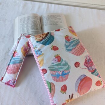 Protège livre format poche , des cupcakes  avec MP assorti
