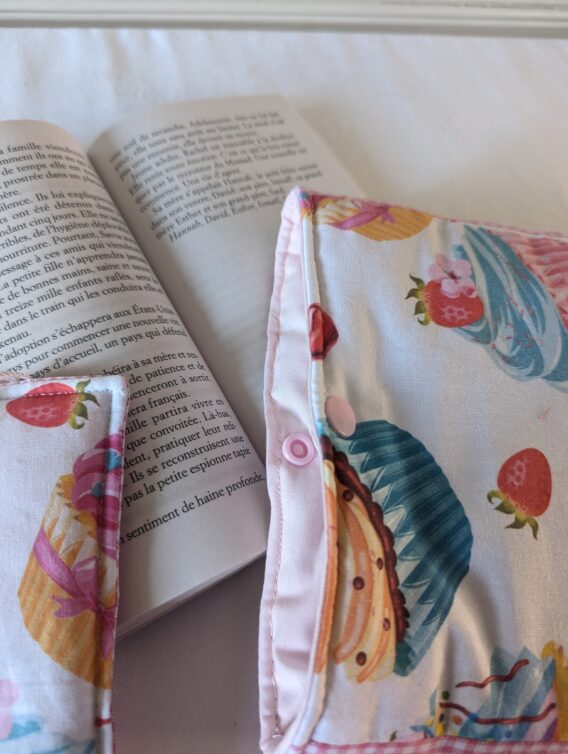 Protège livre format poche , des cupcakes  avec MP assorti – Image 2