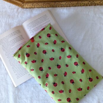Housse ,protège livre format broché ,des coccinelles