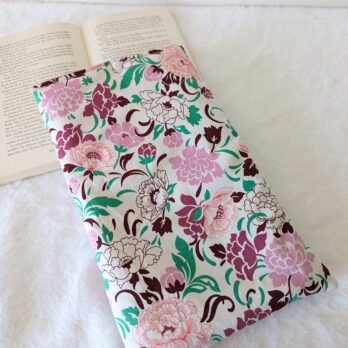 Housse ,protège livre format broché ,des pivoines