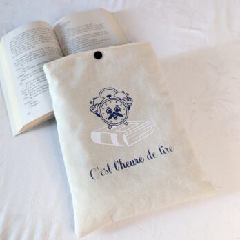 Protège livre format poche ," c'est l'heure de lire" , beige