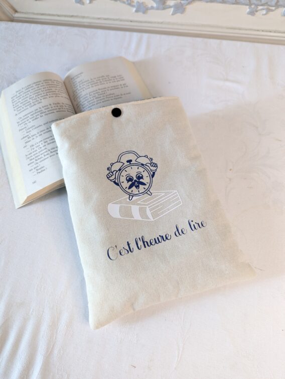 Protège livre format poche ," c'est l'heure de lire" , beige