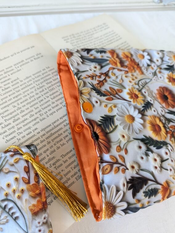 Housse ,protège livre format broché ,motif des Fleurs 3D avec Marque Page assorti – Image 2