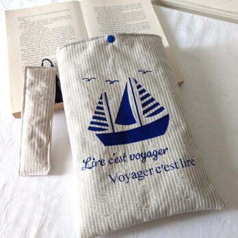 Housse ,protège livre format broché ,motif des ancres / bateau  avec Marque Page assorti