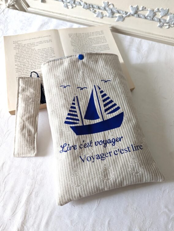 Housse ,protège livre format broché ,motif des ancres / bateau  avec Marque Page assorti
