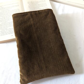 Housse ,protège livre format broché , velours marron ,équitation