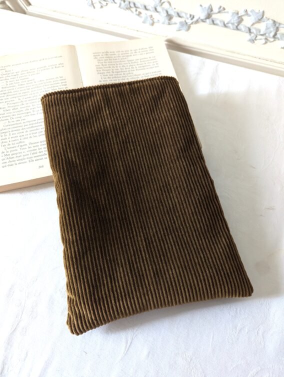 Housse ,protège livre format broché , velours marron ,équitation