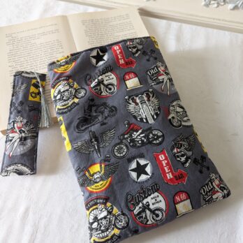Housse ,protège livre format broché ,motif des motos  avec Marque Page assorti