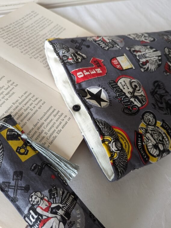 Housse ,protège livre format broché ,motif des motos  avec Marque Page assorti – Image 2