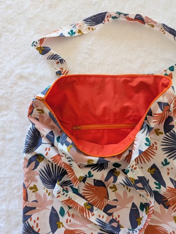Sac tote bag , doublé, Zippé , avec une poche intérieure, des palmiers – Image 2