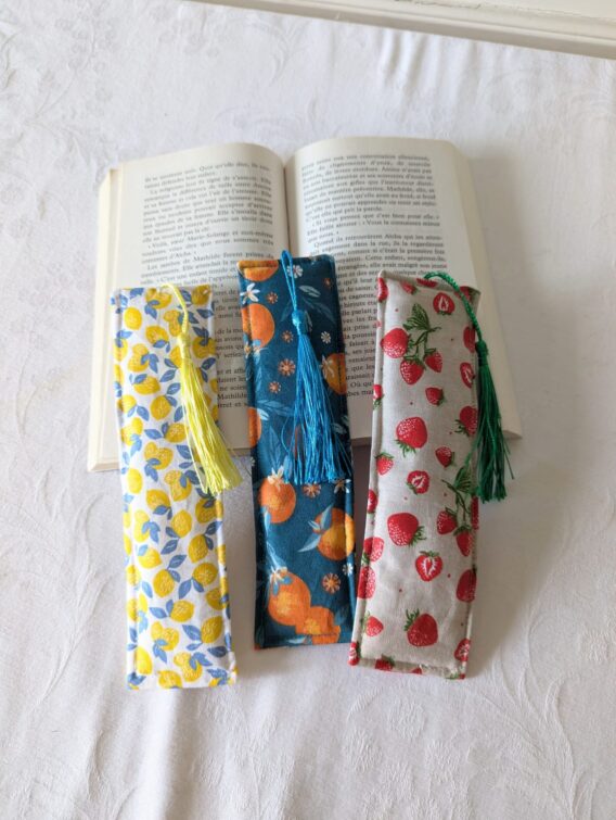 Lot de 3 marques page  rectangles rembourrés, avec pompon , des fruits