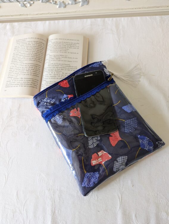 Protège livre Imperméable, format poche , avec 2 poches  zippées , feuilles ginko bleu marine