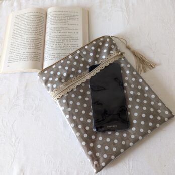 Protège livre Imperméable, format poche , avec 2 poches  zippées ,tissu pois blancs / taupe