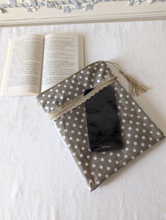 Protège livre Imperméable, format poche , avec 2 poches  zippées ,tissu pois blancs / taupe
