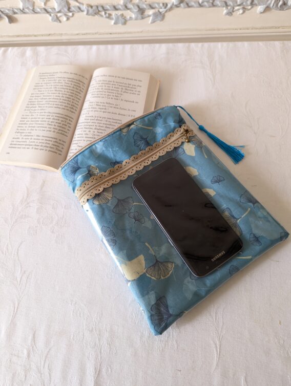 Protège livre Imperméable, format poche , avec 2 poches  zippées , feuilles ginko bleu clair