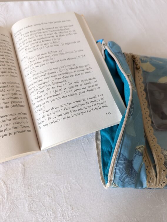 Protège livre Imperméable, format poche , avec 2 poches  zippées , feuilles ginko bleu clair – Image 2