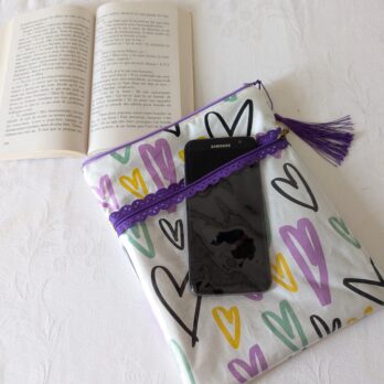 Protège livre Imperméable, format poche , avec 2 poches  zippées , coeurs  ton violet