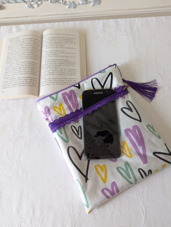 Protège livre Imperméable, format poche , avec 2 poches  zippées , coeurs  ton violet