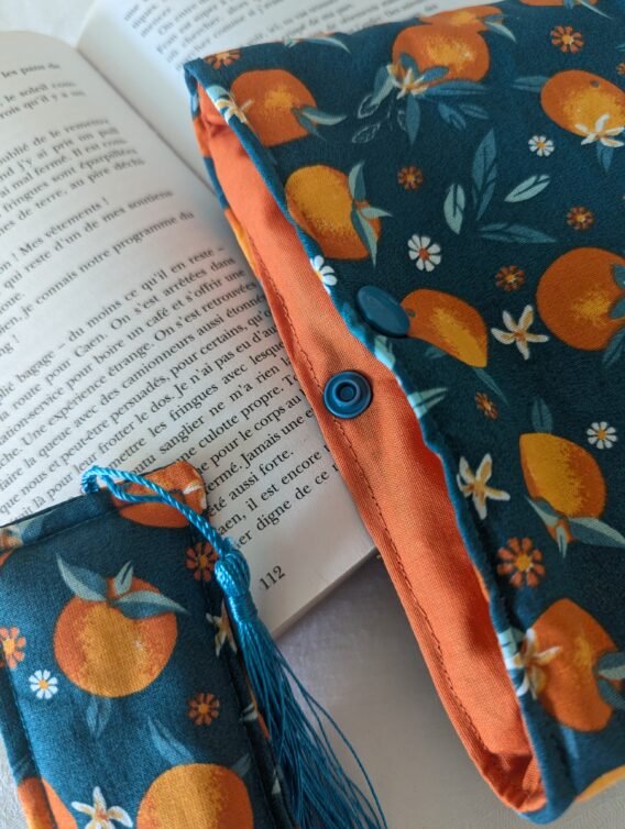 Housse ,protège livre format broché ,des oranges avec Marque Page assorti – Image 2