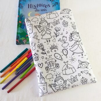 Protège livre, réversible , à colorier ,  lavable et recolorier ,les princesses