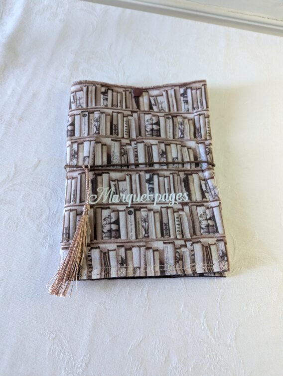 RESERVEE pour Laure H.Pochette pour ranger les marque-pages, des livres