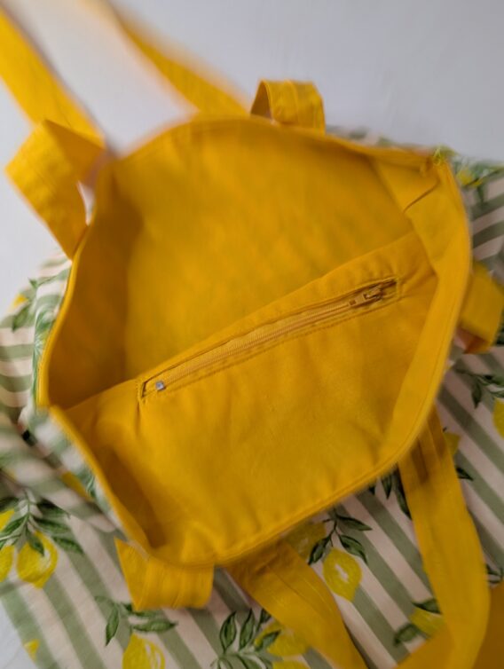 Sac tote bag , doublé, Zippé , avec une poche intérieure, des gros citrons – Image 2