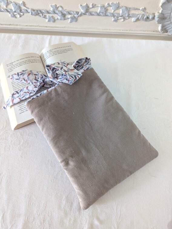 Protège livre format poche ,  velours beige / grains de riz