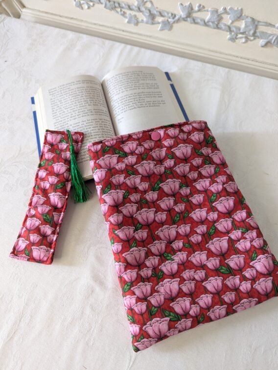 Protège livre format poche ,  des tulipes