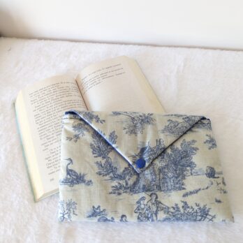 Pochette ,protège livre format poche ,imperméable , motif toile de Jouy bleu