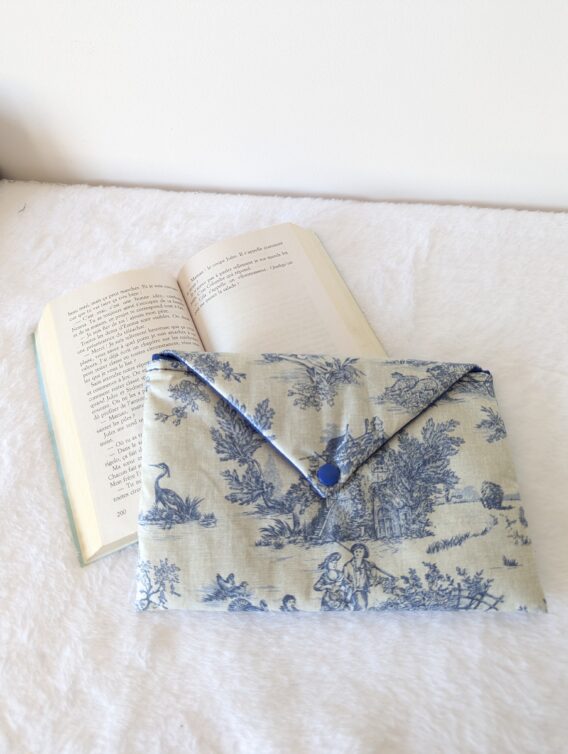 Pochette ,protège livre format poche ,imperméable , motif toile de Jouy bleu