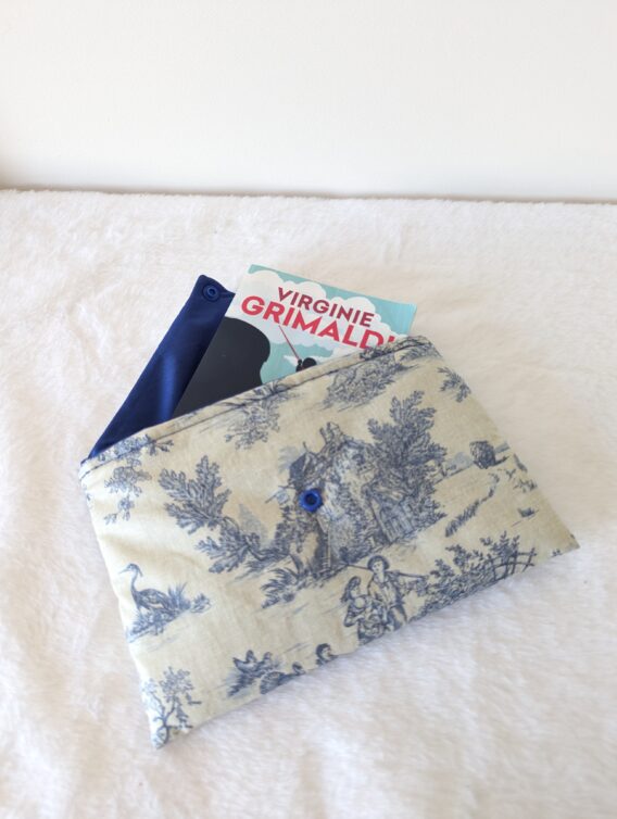 Pochette ,protège livre format poche ,imperméable , motif toile de Jouy bleu – Image 2