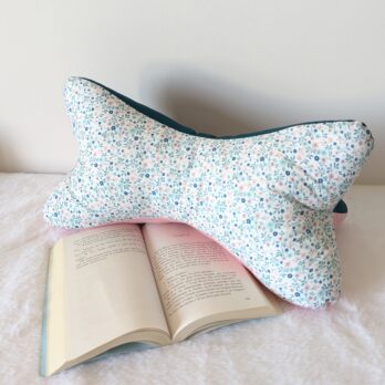 Coussin de lecture  ,cale nuque ,liberty rose , vert canard