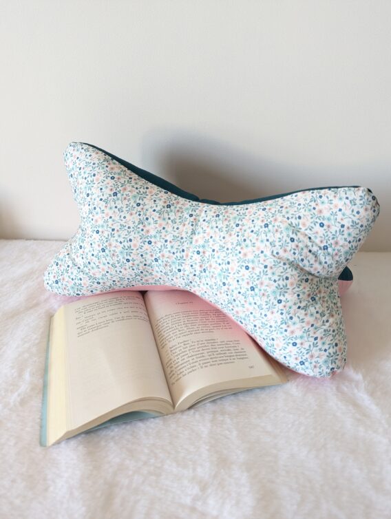 Coussin de lecture  ,cale nuque ,liberty rose , vert canard
