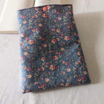 Protège livre format poche ,  petites fleurs fond bleu jean