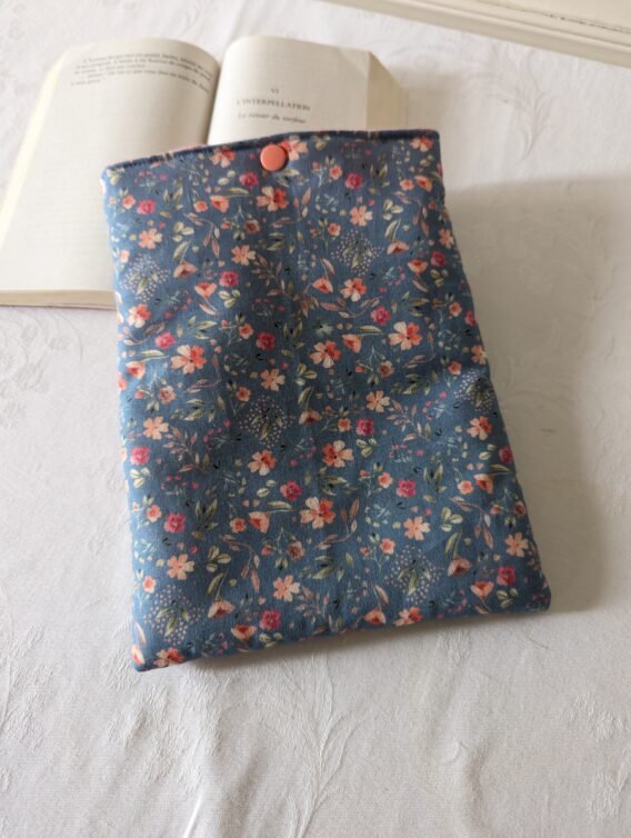 Protège livre format poche ,  petites fleurs fond bleu jean