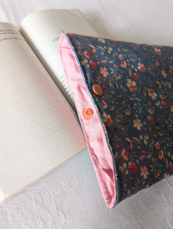Protège livre format poche ,  petites fleurs fond bleu jean – Image 2