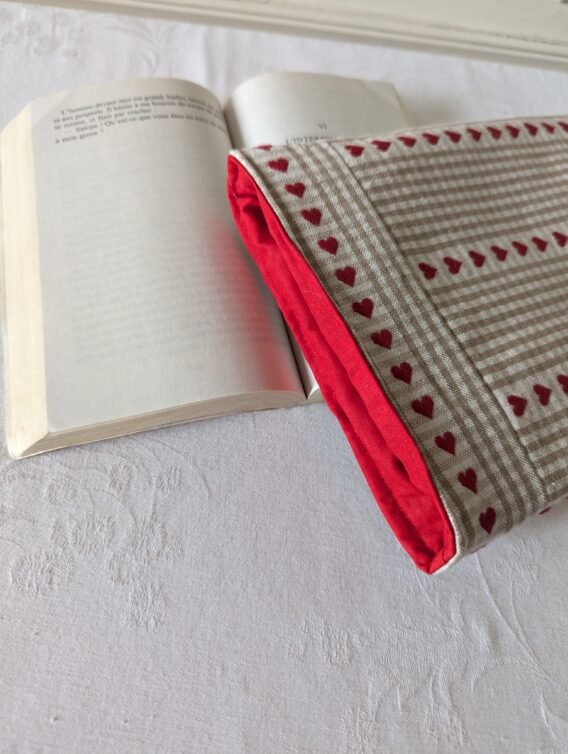 Protège livre format poche ,  des petits cœurs rouges – Image 2